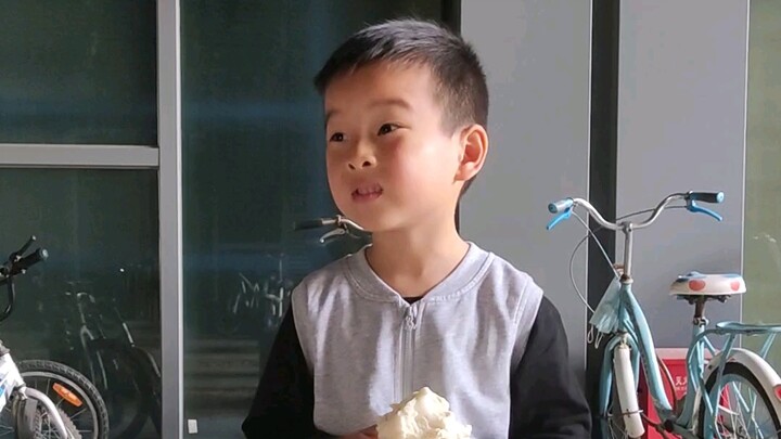 ประสบการณ์ของนักศึกษาวัย 22 ปีที่ไปรับน้องชายวัย 4 ขวบจากโรงเรียนอนุบาลเป็นยังไงนะ?