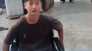 “人气王”儿子让老爸实在羡慕!一大早就有女同学找他玩。“儿子情商高!老师同学都知道。”#受欢迎的熊孩子 #儿子要成精 #同学情