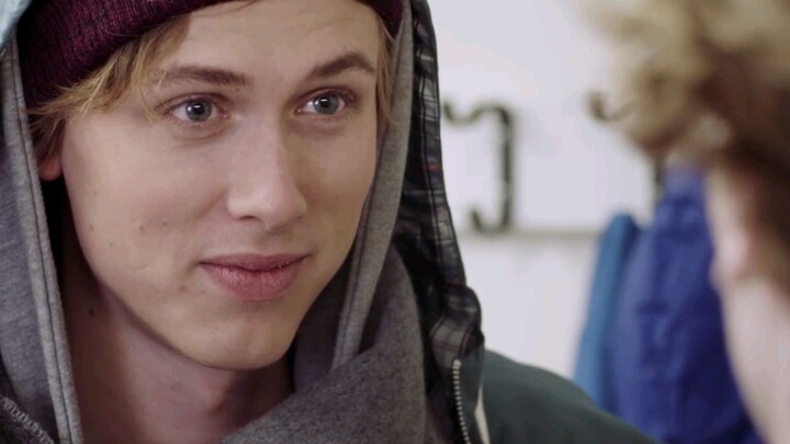 skam: E‑god’s gaze is so seductive, the little angel is utterly shy—today’s sugar intake is way over