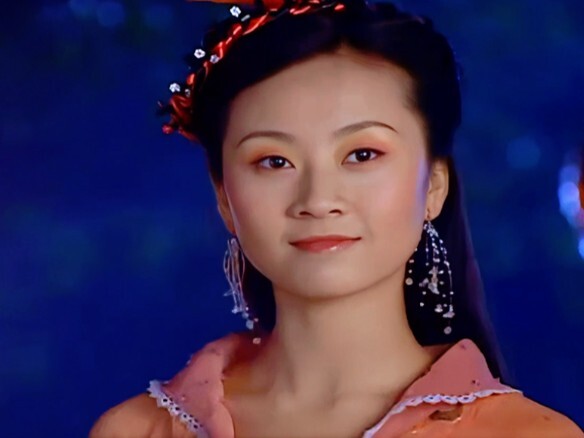 Putri kedua terlihat tak cocok di antara para peri; ia satu-satunya peri yang mampu bertarung meski 