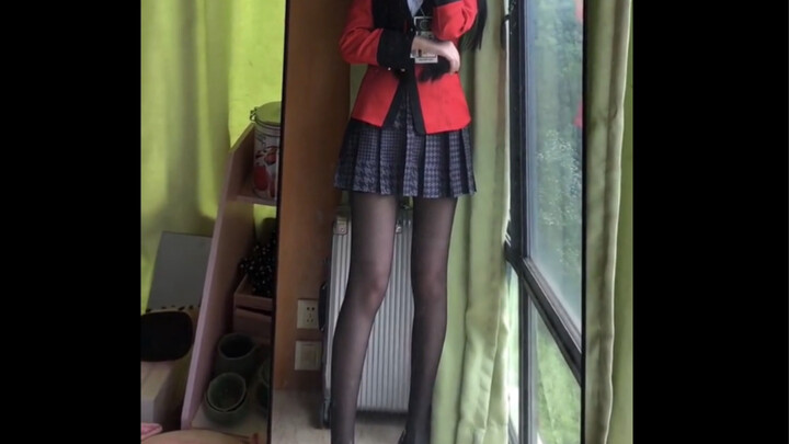 Phải nói rằng, tất đen kết hợp với váy thực sự rất tiện lợi...