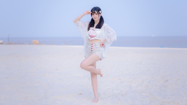 ฤดูร้อนด้วยการเดินเท้าเปล่าบนชายหาดและสวมรองเท้าส้นสูง~