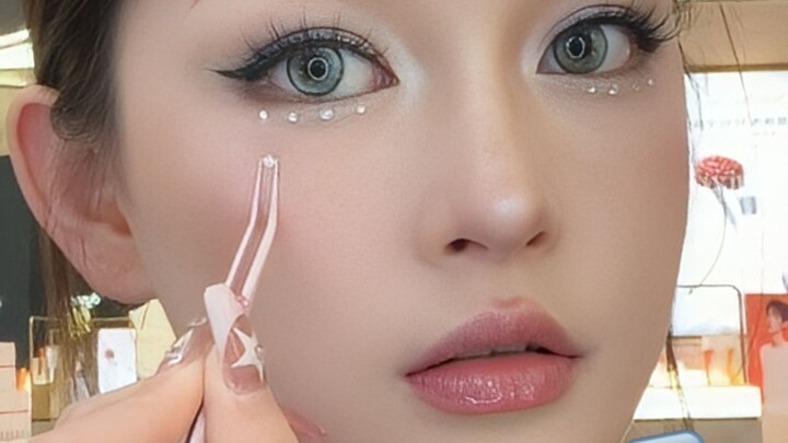 Can you totally transform your look for just 50 cents without changing your makeup? Here are 4 secre