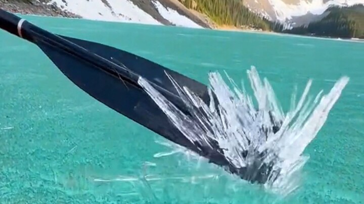 “Awe at the wonders of nature! The ice-tower spectacle at Moraine Lake in Canada!”