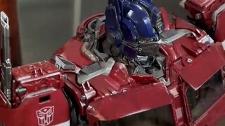 Watch the Transformers 7 premiere with the large-scale Optimus Prime
