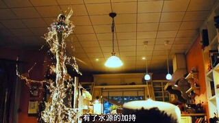 女人只是喝了一口水，不料下一秒她的嘴里竟出现一个水怪