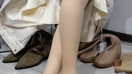 Của mình là loại lót mỏng, màu da, phù hợp với thời tiết khoảng chục độ C.