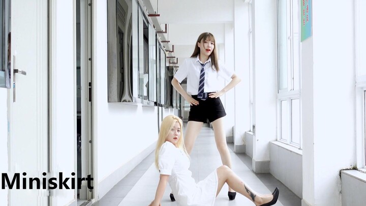 [Little Goldfish] Grab the girl and dance AOA skirt in front of the classroom