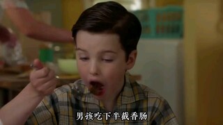 神童谢尔顿被香肠噎住，妹妹童言无忌，爸爸使用海姆立克法解围