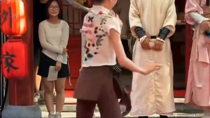 A video of a Chinese little girl dancing has gone viral overseas, with netizens commenting: “Chinese