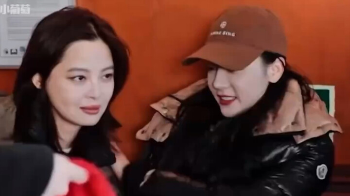 Top-tier "be" aesthetics—there’s an awkward, ex-lover vibe between them!