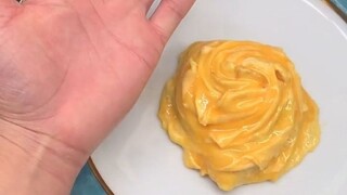 Kepala toko restoran khusus omurice Jepang membuat versi mini omurice menggunakan panci kecil dari t