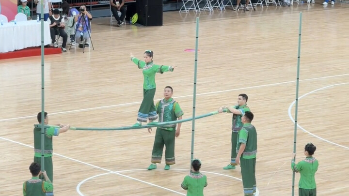 It’s impossible to tell whether Chinese people really can do “light-footed martial arts”! This scene