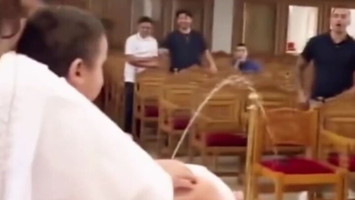 Anak kecil yang mencuri perhatian di gereja ⛪️
