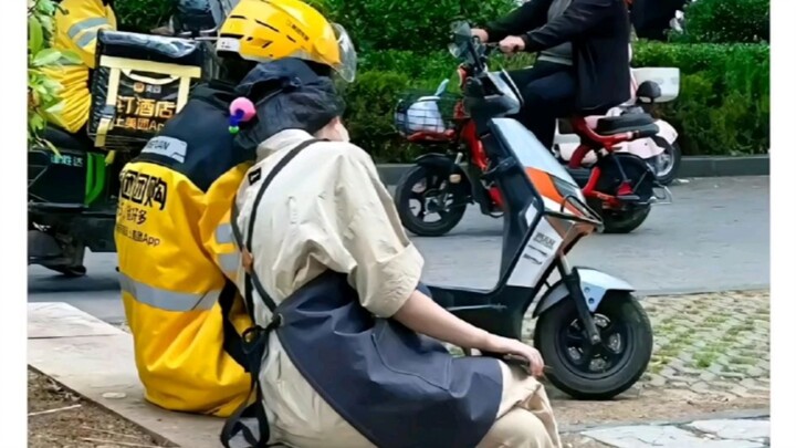 สองคนที่ติดอยู่หน้าร้านอาหาร