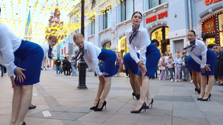 Menghormati gaya seksi legendaris! Grup wanita QUARTZ menantang kostum pramugari dalam lagu klasik A