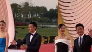 تم التقاط لقطة طريفة لـ وو جينغ وهو يتظاهر بأنه سيدهس فستان وانغ تشي، حقًا لا يمكن أن يكون عمره أكثر