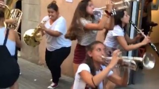 巴塞罗那女子乐队“Balkan Paradise”的演出日常，这个气氛组也太强了！