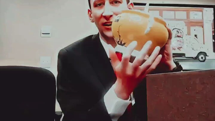 แม่ฉันบอกว่า “แม่เอาเครื่องลายครามเล็กๆ มาฝากลูก ของขวัญอาจเล็ก แต่ความรักและความผูกพันยิ่งใหญ่กว่า!