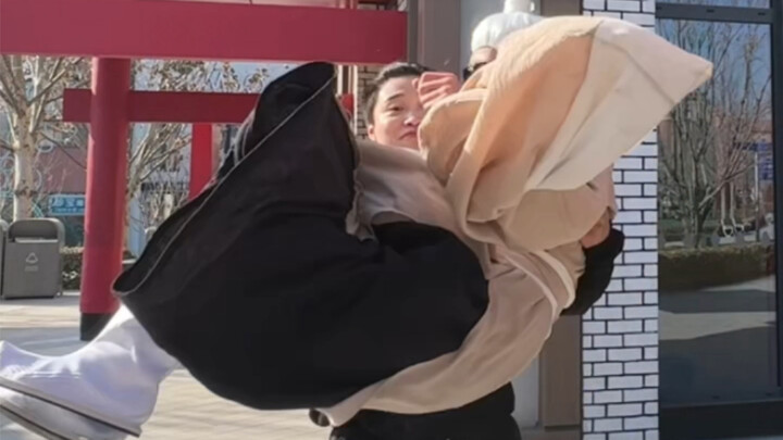 Sư đồ gặp nhau, chẳng cần nhiều lời, ôm một cái thôi~