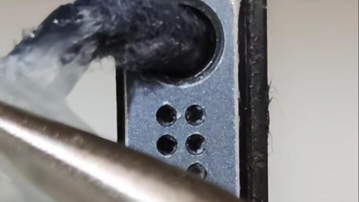 How to Clean Debris That Clogs Your Phone