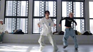 Mọi người đang khoe loạt bài #One-learn-and-learn #swag #swagdance #hiphop #Wuhan White Bear Dance C
