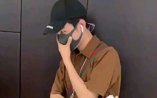 [肖战] This video’s from 2019—when asked how he went abroad without changing clothes, he was so embarr