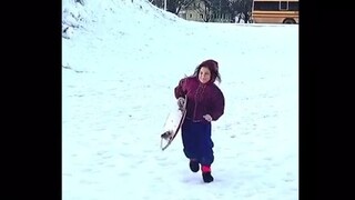 小摩根真的拿美国队长的盾牌去滑雪了！