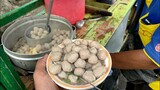 NGAWUR !!! BELI 10 RIBU DAPAT PENTOL SEGINI BANYAKNYA || bakso pak karni - KULINER MADIUN