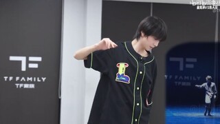 فتى وسيم يبلغ من العمر 16 عامًا، يو كون، يقدم رقصة منغولية بعنوان "الوطن" ويقارنها بالنسخة الأصلية، 