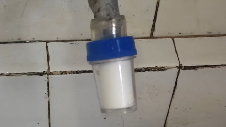 Mahasiswi menggunakan air keran kampus, filter air yang baru diganti langsung berubah warna dengan c