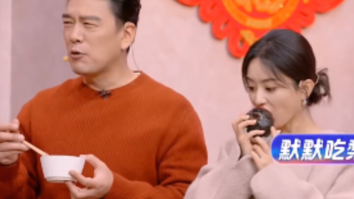Chị Y Vũ đã múc cho Ying Bảo một bát món ăn vùng Đông Bắc.