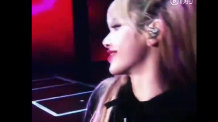 【ลิซ่า】โชว์แร็ปในคอนเสิร์ตที่ญี่ปุ่น ถึงกับเว้นช่องว่างไว้สักจังหวะเพื่อแสดงให้เห็นว่าร้องสดจริงๆ เอ