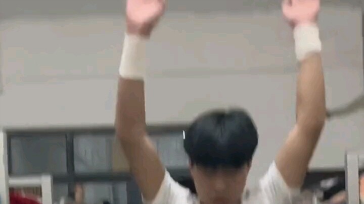 เพื่อนร่วมห้องบอกว่าจะแสดง "ทักษะเด็ด" ให้ฉันดู