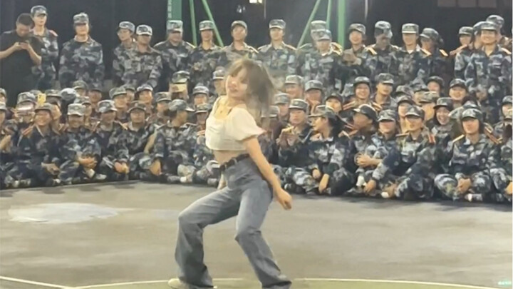 【万人蹦迪尖叫现场】我在大学军营里跳了江南style！！