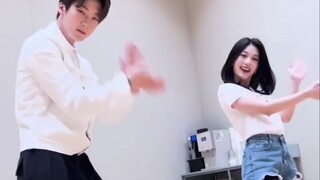 李昇勋 x fromis_9李瑞渊《#menow》舞蹈挑战 爱看一些帅哥美女