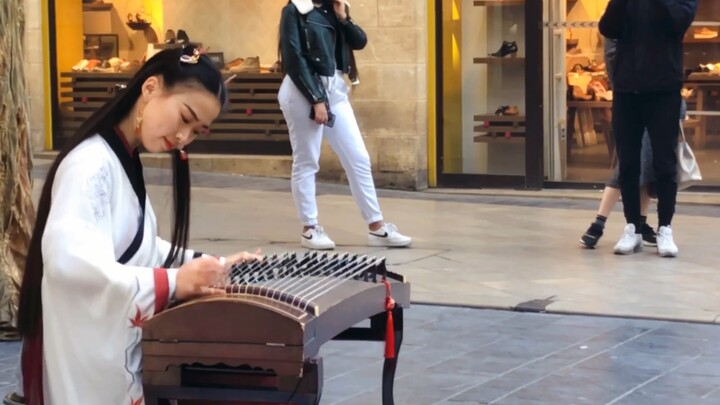 In the guzheng version of "Pipa Xing", the big strings are as loud as heavy rain, and the small stri