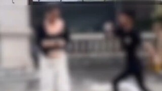 山东济宁。男孩在小区门口殴打自己妈妈，最后被民警带走/加油费用出入太大，车主怀疑加油站工作人员用遥控器作弊，将工作人员按到在地。