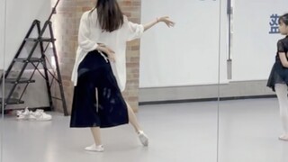 [Gai Gai] The young master and his apprentice collaborated to perform the dance "Flowering", which i