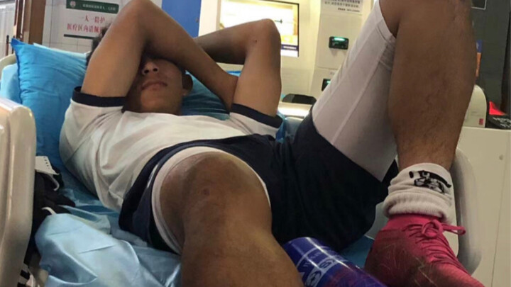 بعد الجري، طلبت من زميلي أن يدوس على ساقي للاسترخاء، وكان الأمر رائعًا حقًا!