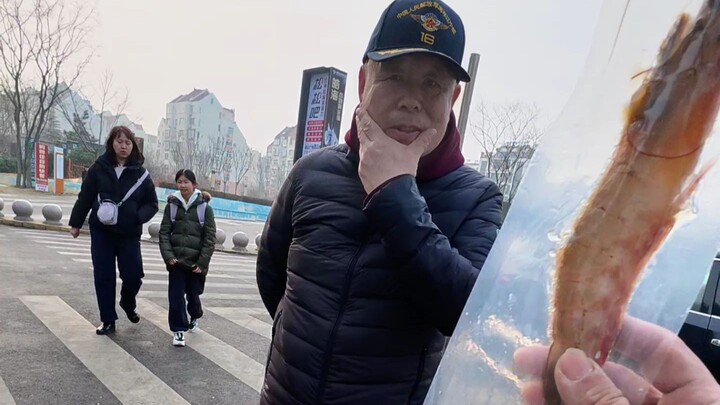 กุ้งราคาแพงสุดๆ ตัวละ 55 หยวน ปลาค็อดบีบเลือด แผงลอยหน้าหมู่บ้าน