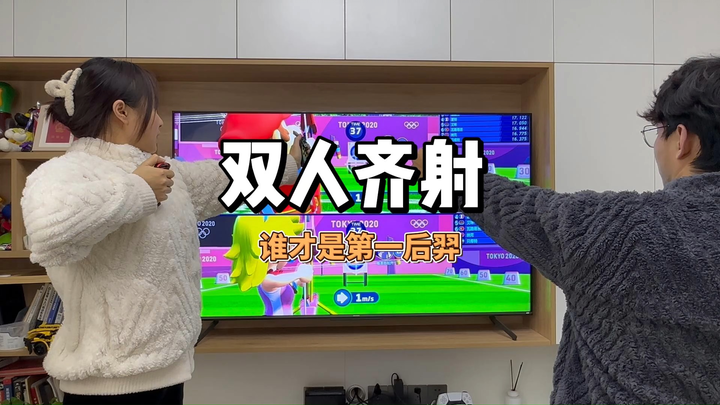 زوجان شابان يعشقان الرماية في المنزل