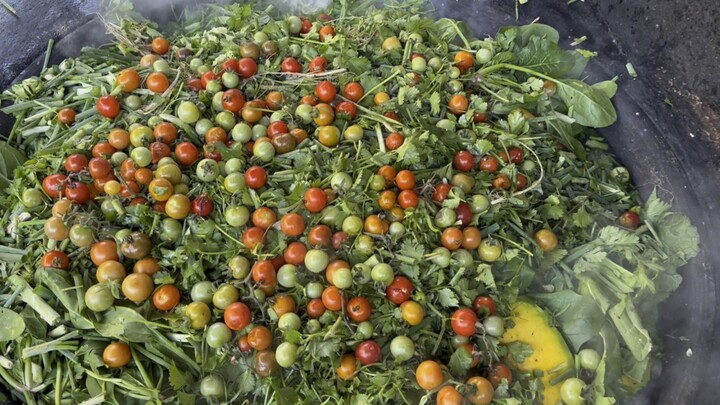 Sobat babi, makanan sudah siap! Sup kulit babi dengan sayuran hadir!