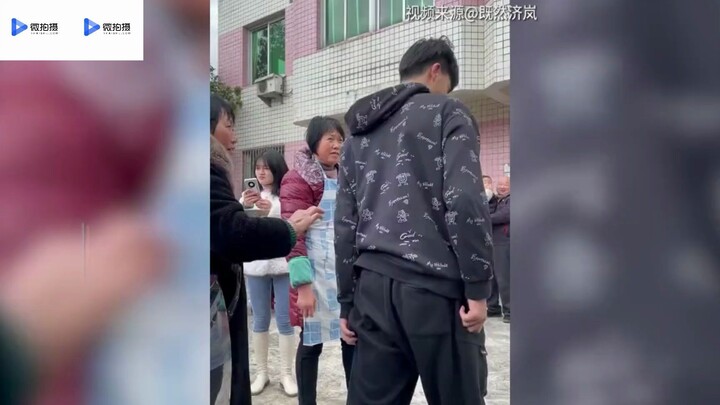 A young man from Nanchang was forced to open his business during the Chinese New Year and performed 