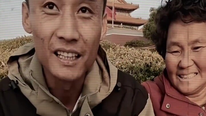 Brother Resigns to Carry His Mother and Travel Across China