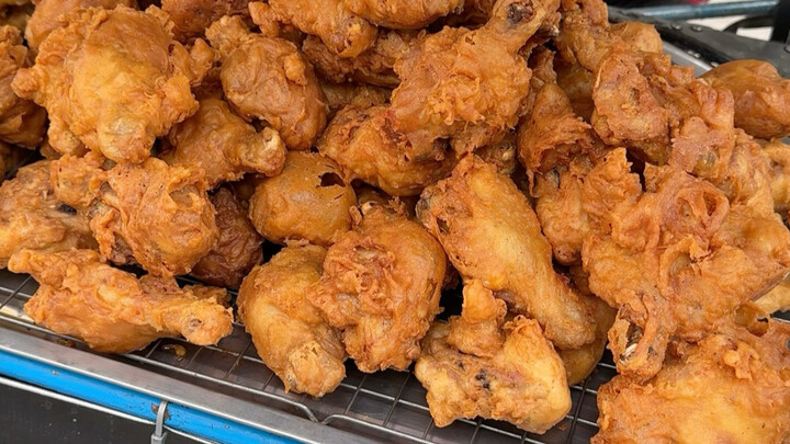 Gerobak ayam goreng di jalanan Thailand ini benar-benar sangat renyah. Sebelumnya sudah lewat berkal