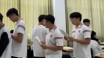 Teacher: Come on, the little fans at the back come first.