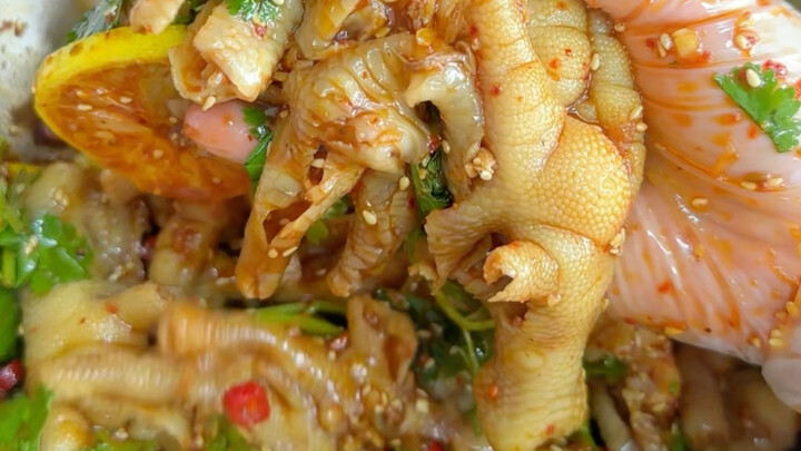 Mùa hè nhất định phải ăn chân gà không xương chua cay vị chanh, dùng một chiếc thìa là đã tách xương