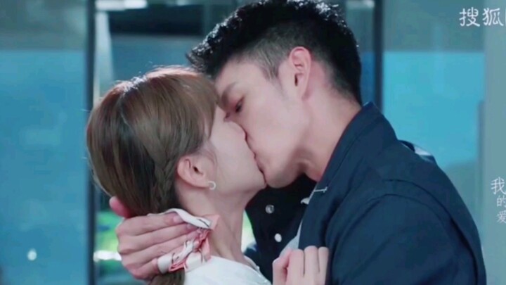 五年前救了你，五年后你必须是我的！霸道保镖控制欲太强，傻白甜女友也太幸福了吧！好好磕！【他在逆光中告白】