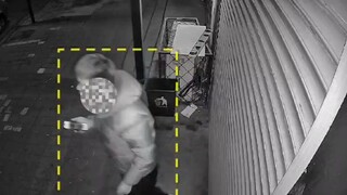 يعود رئيس مخصص إلى متجر الهواتف المحمولة في وقت متأخر من الليل، مما يؤدي إلى تنشيط ذكاء الذكاء الاصط